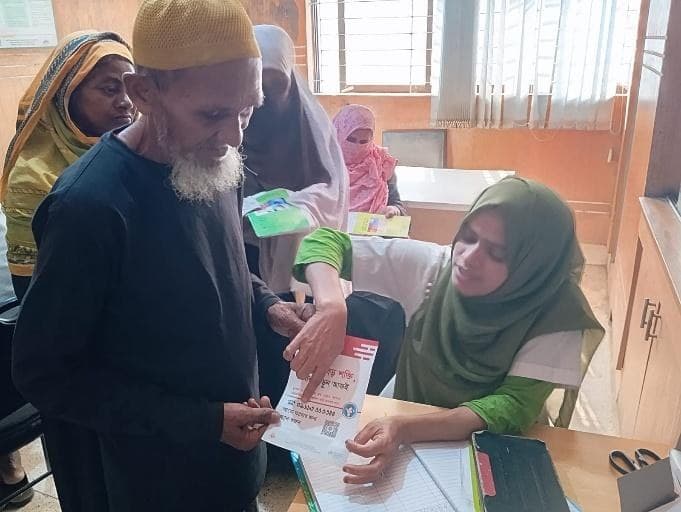 An NCD corner nurse explaining the quitline leaflet to a patient